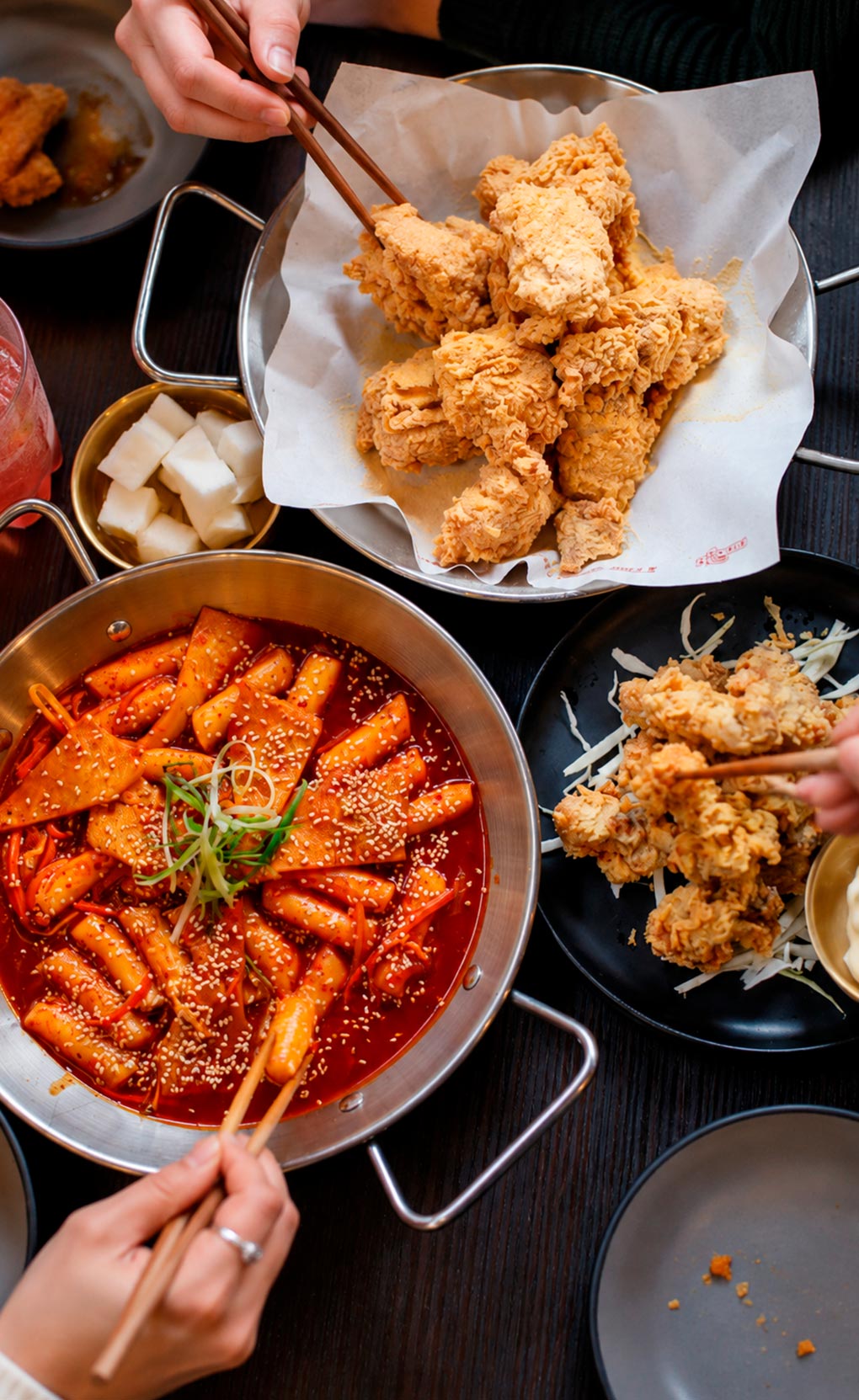 Platos coreanos con tteokbokki y pollo frito